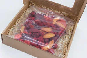 Dárková papírová krabička se 7 druhy mrazem sušeného ovoce