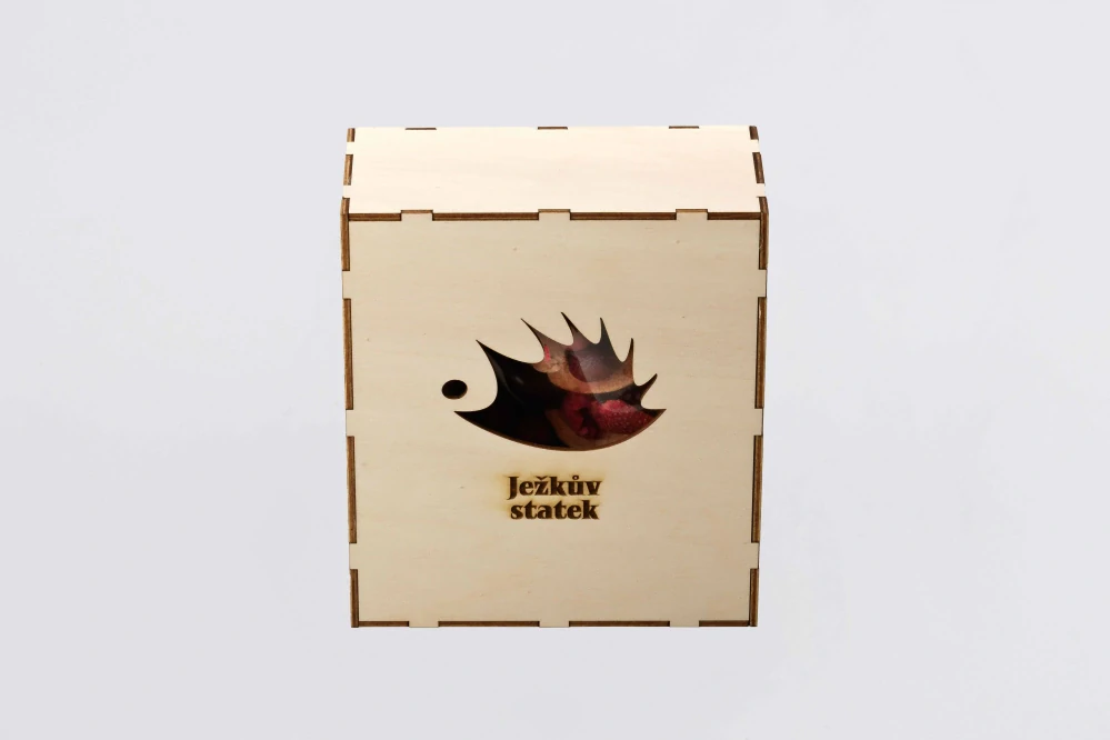 Dárková dřevěná krabička se 7 druhy mrazem sušeného ovoce