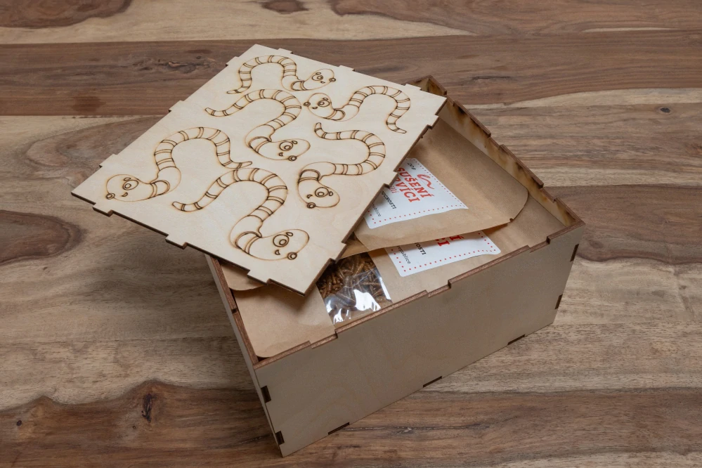 Dárková dřevěná krabice se 6 sáčky sušených červíků