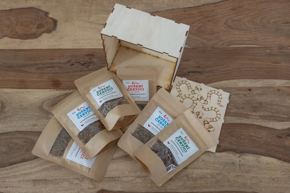 Dárková dřevěná krabice se 6 sáčky sušených červíků